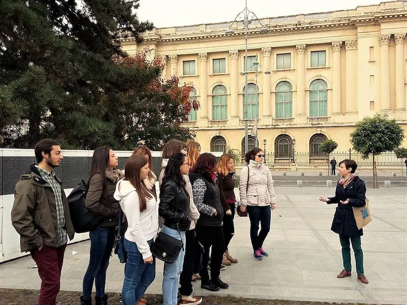 Grup de turiști pe jos în oraș și în zone istorice din România