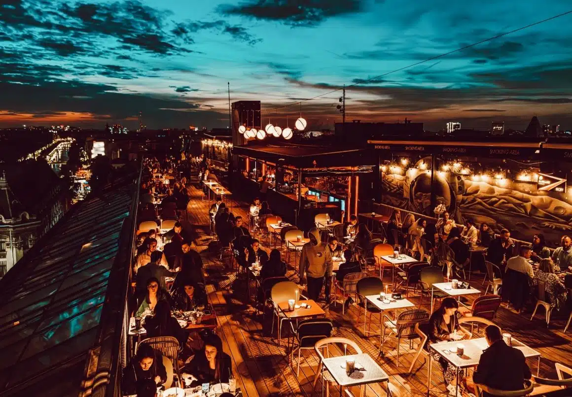 București After Dark: street art, gustări și rooftop party